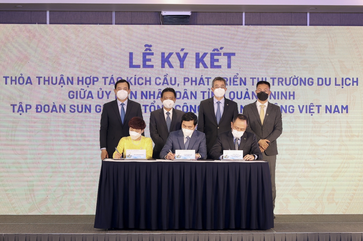 Lễ ký kết giữa UBND tỉnh Quảng Ninh với Tập đoàn Sun Group và Vietnam Airlines.