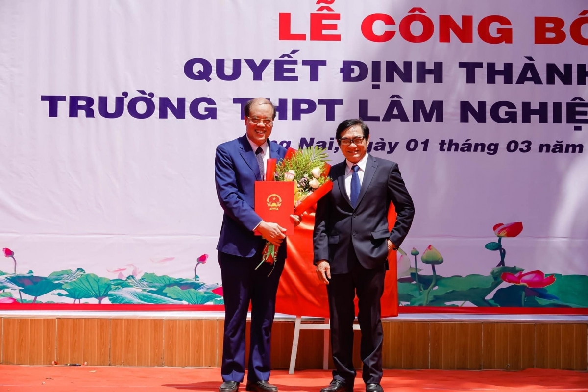Đồng chí Nguyễn Sơn Hùng, Phó Chủ tịch UBND tỉnh Đồng Nai trao quyết định thành lập trường THPT Lâm Nghiệp cho GSTS Trần Văn Chứ - Hiệu trưởng trường ĐH Lâm Nghiệp