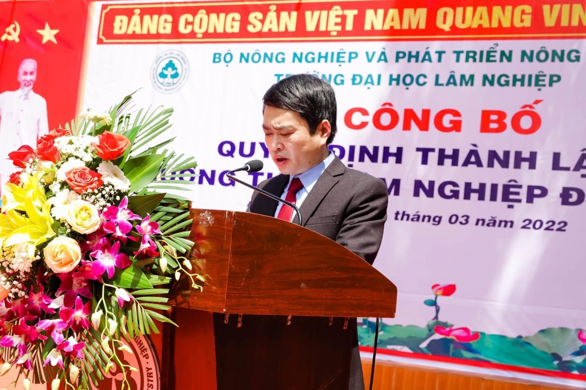 Ông Kiều Chí Đức - Phó Trưởng phòng tổ chức cán bộ - ĐH Lâm Nghiệp đọc quyết định bổ nhiệm BGH trường THPT Lâm Nghiệp Đồng Nai