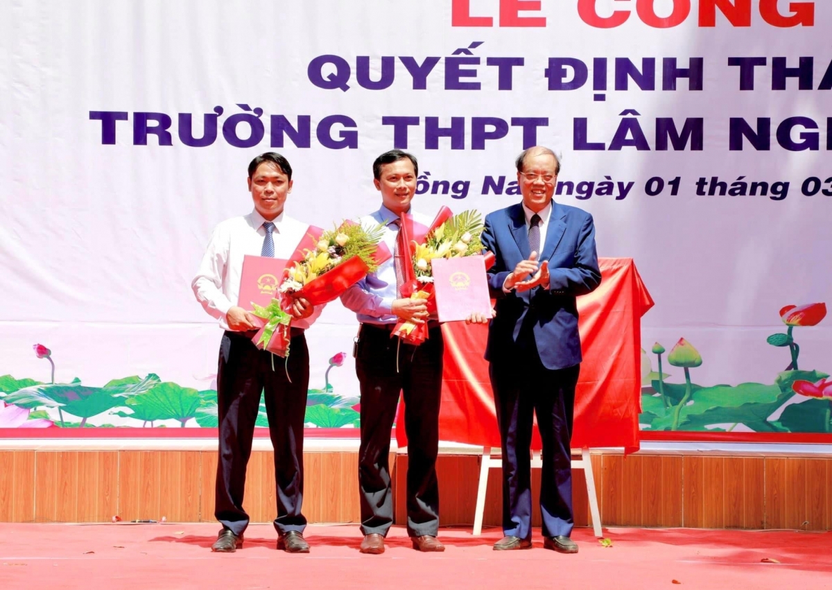 GS.TS Trần Văn Chứ, Hiệu trưởng trường ĐH Lâm Nghiệp trao quyết định Hiệu trưởng trường THPT Lâm Nghiệp Đồng Nai cho ông Nguyễn Trường Sơn, trao quyết định Phó Hiệu trưởng cho ông Nguyễn Kim Hậu