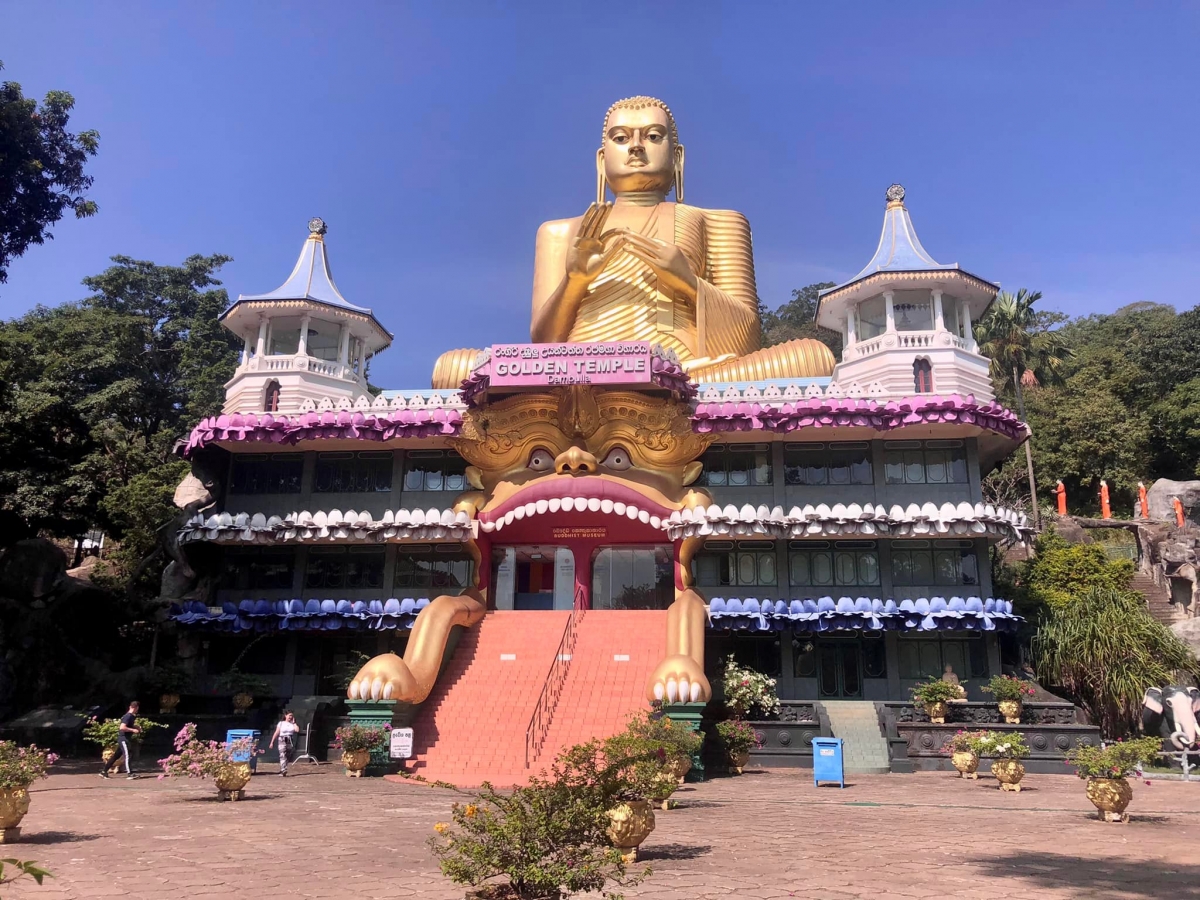 Đền thờ động Dambulla còn được gọi là Đền vàng Dambulla, được UNESCO công nhận là Di sản thế giới vào năm 1991