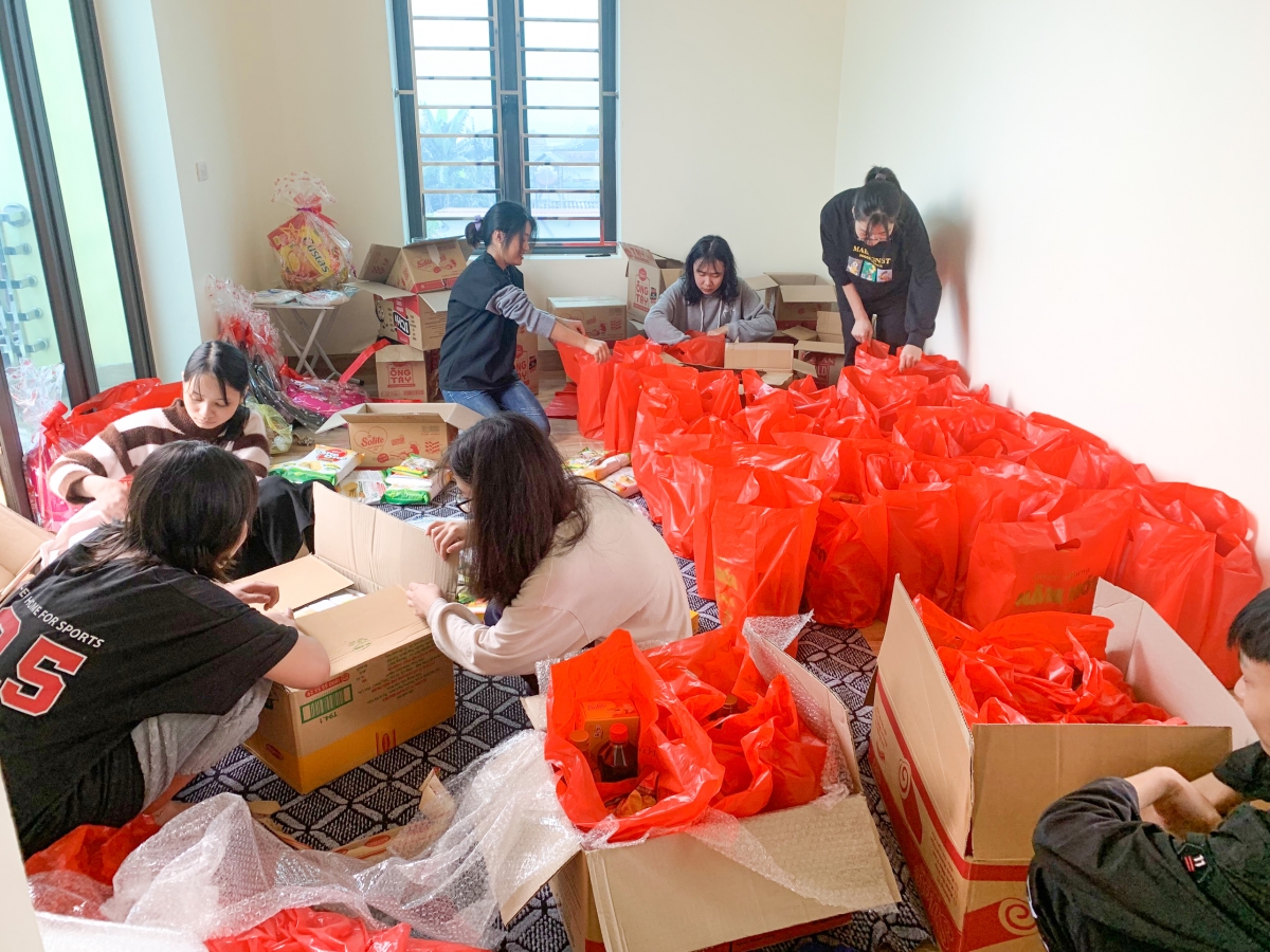 Các sinh viên tình nguyện chuẩn bị quà