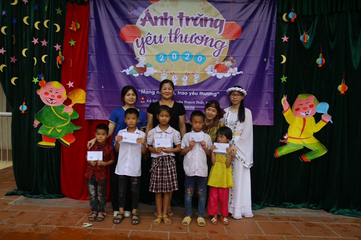 Các em nhỏ được nhận quà trong chương trình "Ánh trăng yêu thương"