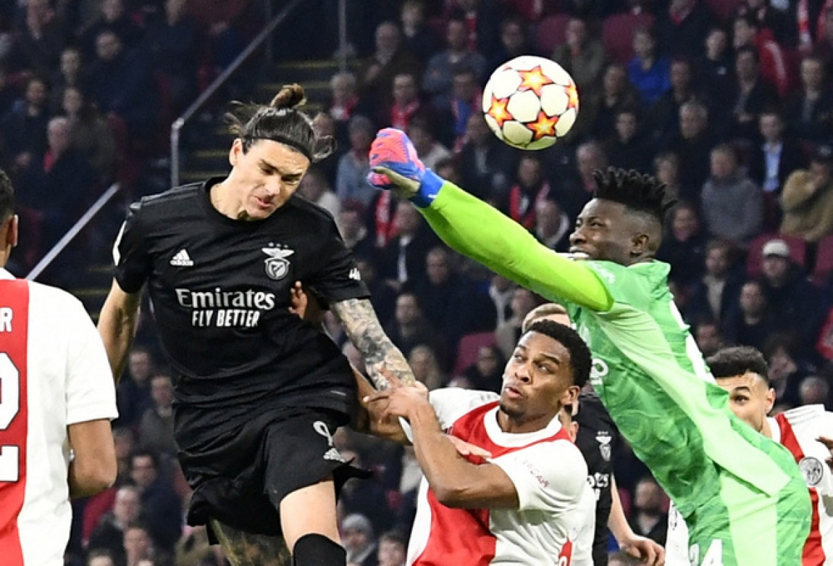 Nunez đánh đầu tung lưới Ajax. (Ảnh: Reuters)
