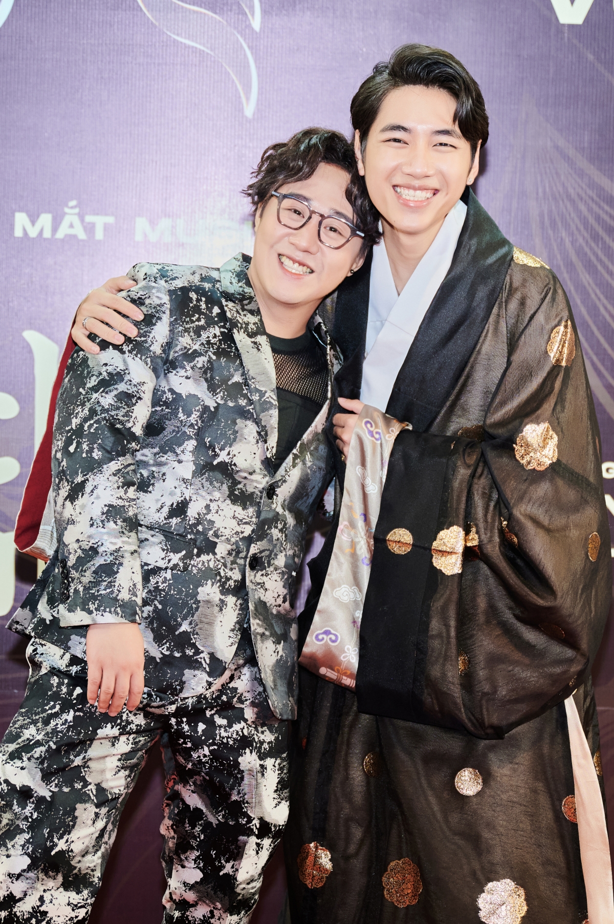Sự kết hợp lần đầu giữa producer K-ICM và chất giọng cao vút của "thánh mưa" Trung Quân Idol hứa hẹn đem đến màu sắc khác lạ cho album HOA