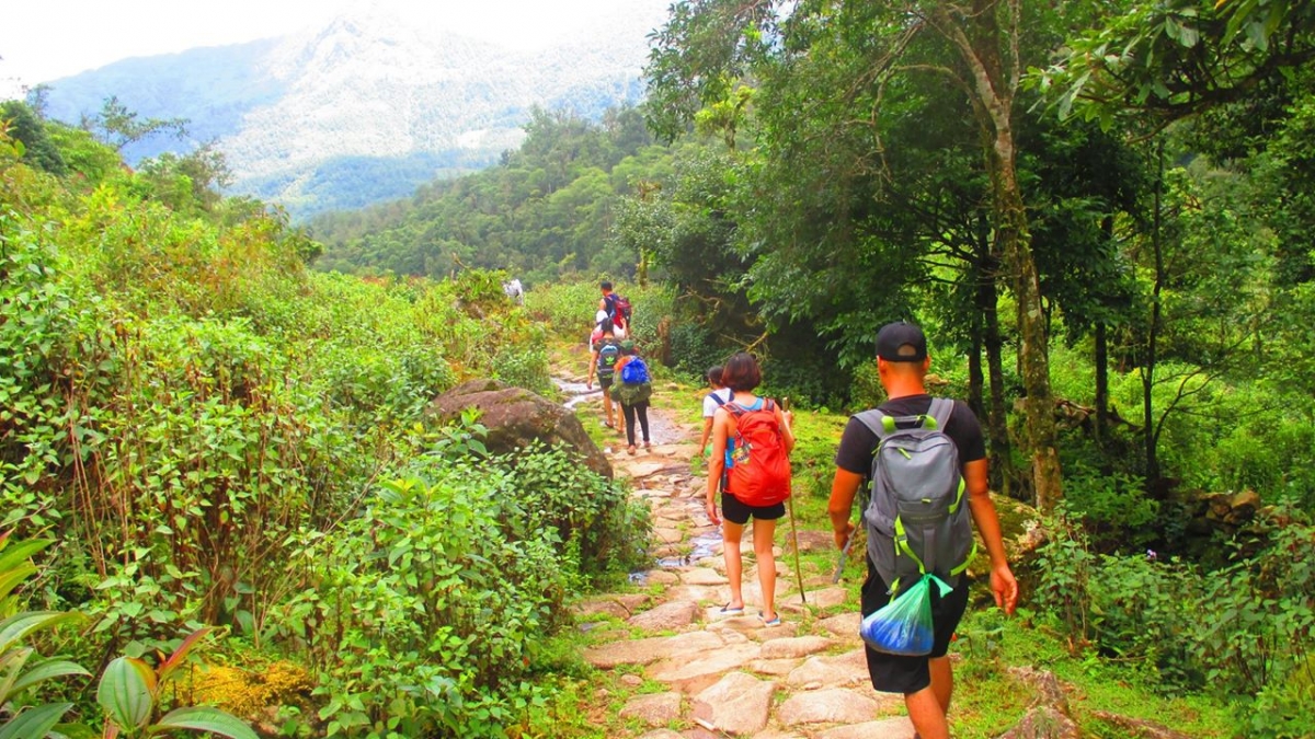 Du khách trải nghiệm đường đá cổ Pavi
 