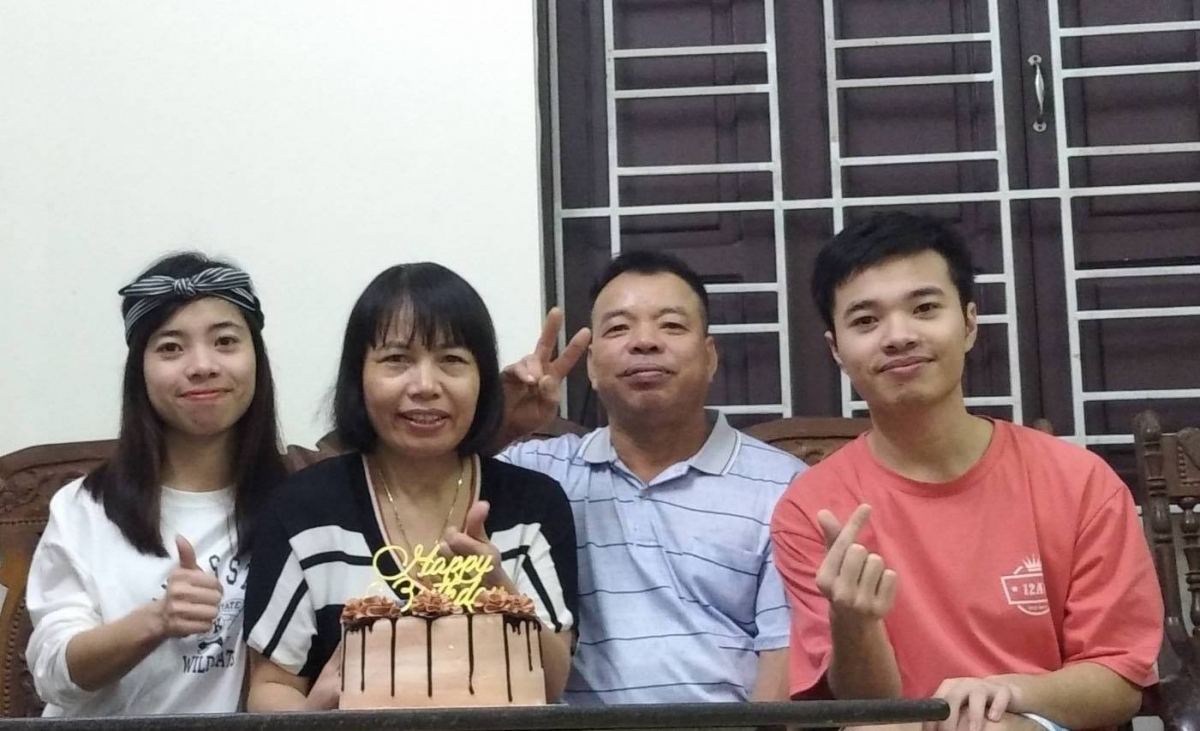 Khúc Tuấn Linh bên gia đình (Ảnh: NVCC)