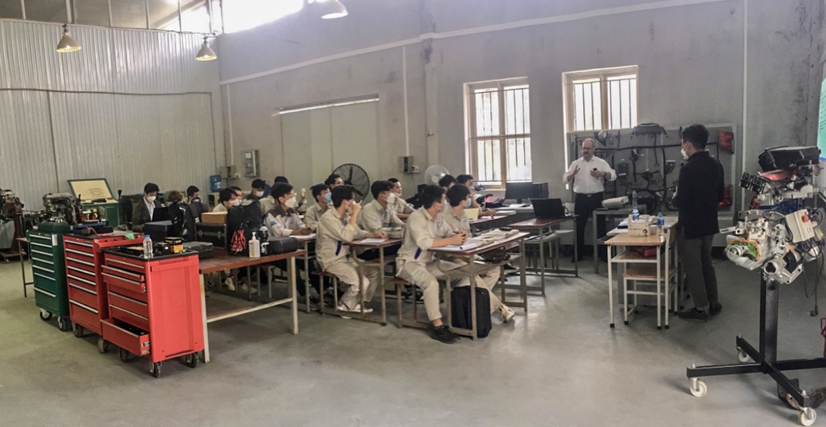 Chuyên gia CHLB Đức hướng dẫn đào tạo nghề theo tiêu chuẩn Quốc tế tại trường
Cao đẳng nghề Công nghiệp Hà Nội.