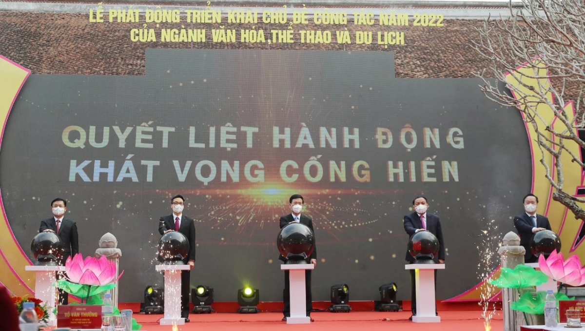 Các đại biểu thực hiện nghi thức bấm nút khởi động triển khai chủ đề công tác năm 2022 của Bộ VHTTDL.