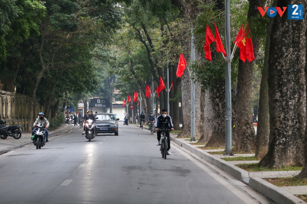 Nhiều tuyến phố quanh Hồ Gươm cũng không có quá đông người dân di chuyển.