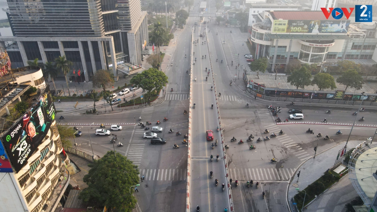 Số ca mắc tăng nhanh những ngày qua khiến công việc của nhiều cơ quan, công sở bị ảnh hưởng do nhân viên là F0 phải cách ly, điều trị tại nhà nên các tuyến phố ở Hà Nội trở nên vắng vẻ hơn.