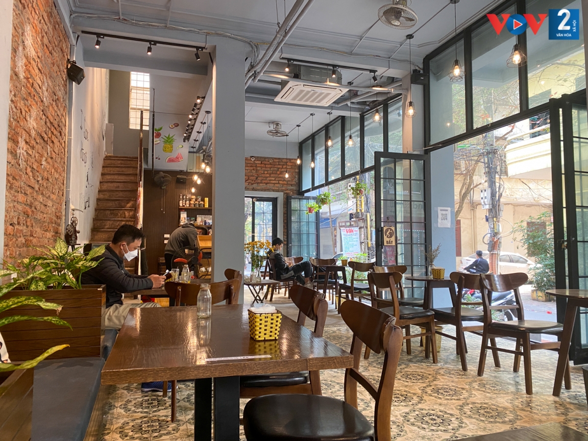 Cửa hàng kinh doanh dịch vụ đồ uống tại quận Đống Đa vắng vẻ. Nhân viên bán hàng cho biết: “Hơn 1 tuần nay lượng khách giảm hẳn, lúc cao điểm cũng chỉ được 30% số bàn”.