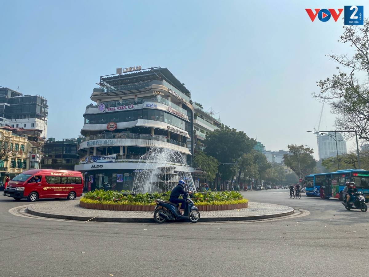 Tại khu vực Quảng trường Đông Kinh Nghĩa Thục (quận Hoàn Kiếm), nơi có vị trí đắc địa, đắt giá và tập trung đông hàng quán, chỉ các bàn ngoài trời với tầm nhìn đẹp là có khách ngồi, bên trong hầu như không có khách.