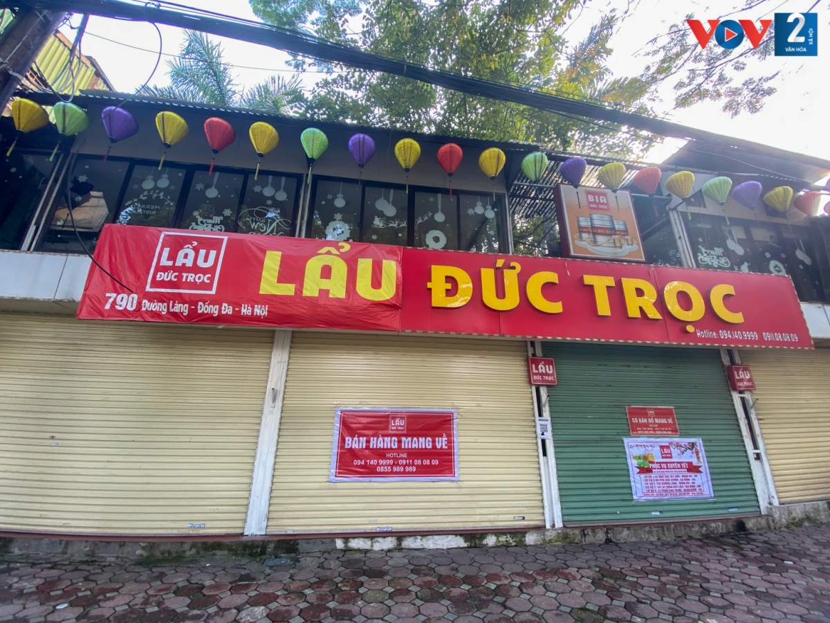 Một số quán ăn chuyển sang hình thức bán hàng online.