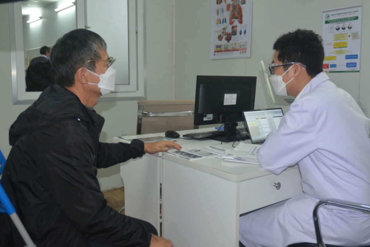 Thăm khám cho bệnh nhân đã điều trị khỏi COVID-19 tại Bệnh viện đa khoa Đức Giang.