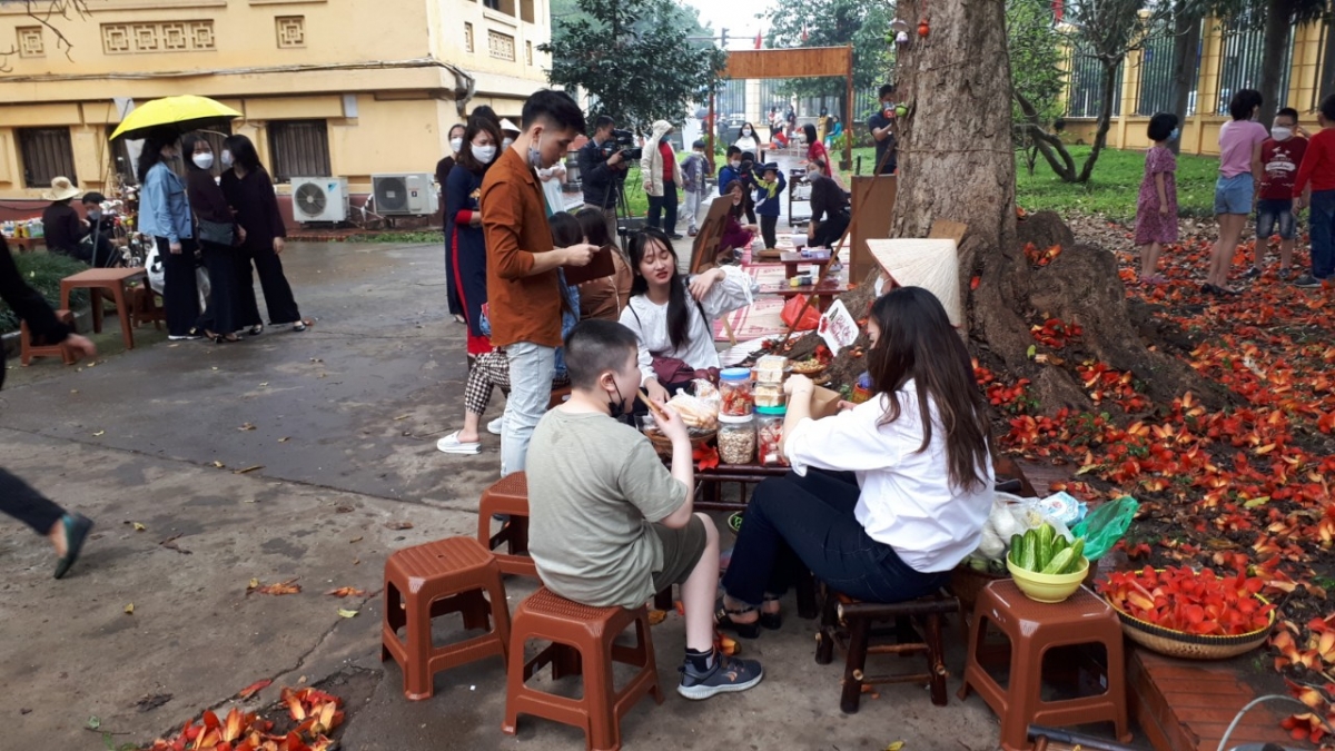 Không gian làng trong phố được tạo dựng cho du khách trải nghiệm tại khuôn viên Bảo tàng Lịch sử Quốc gia