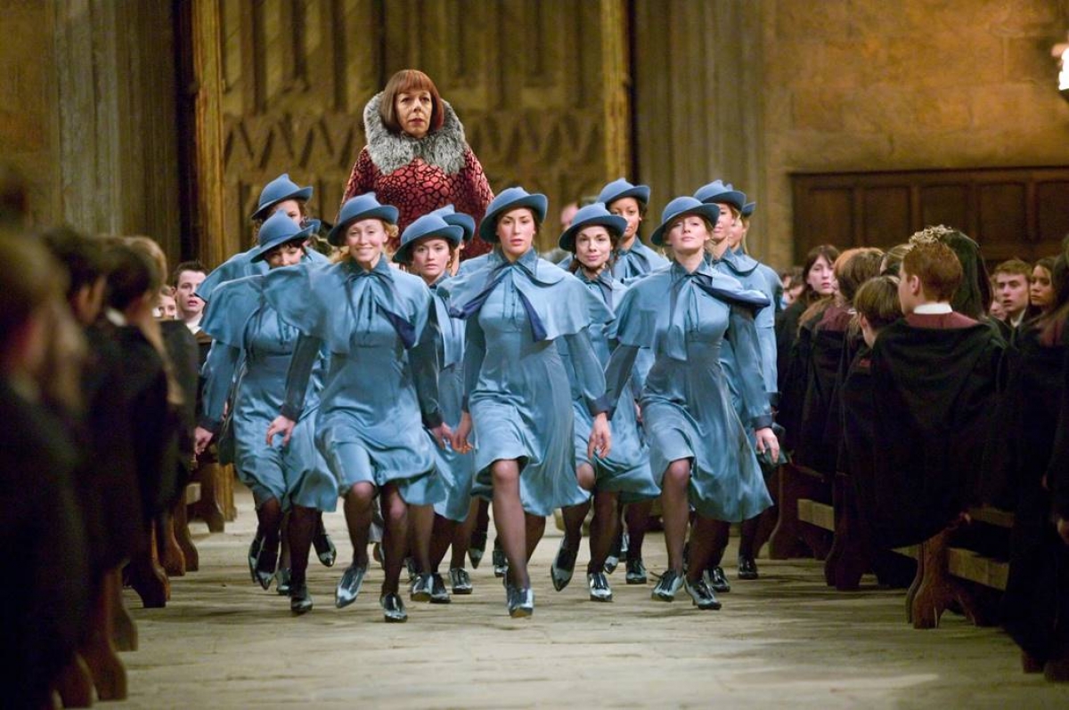 Cô và trò trường Beauxbatons từng có màn xuất hiện ấn tượng trong phần phim thứ 4 Harry Potter Và Chiếc Cốc Lửa.