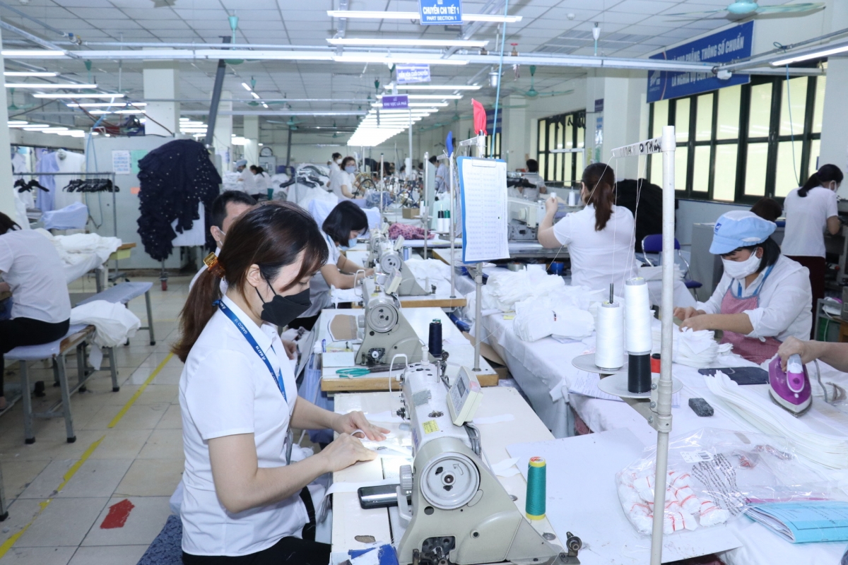 Công nhân tại Xí nghiệp Sơ mi đang trong giờ sản xuất
