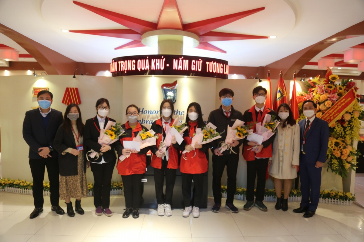 Ban Giám hiệu Trường ĐH KHXH&NV và Trường THPT Chuyên KHXH&NV tặng hoa các em học sinh tham dự kỳ thi HGS Quốc gia ( Ảnh trên trang Web nhà trường)