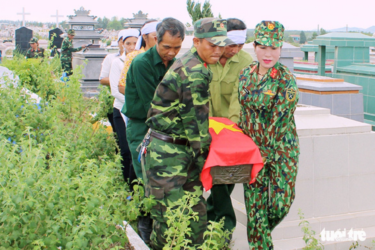 Chị Tình cùng các thành viên đội tình nguyện đưa liệt sĩ về với quê hương