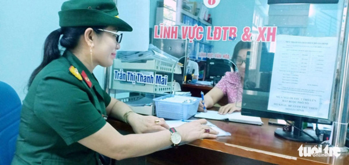 Lui tới xác minh và tìm kiếm thông tin liệt sĩ, chị Tình là gương mặt quen thuộc
với các cán bộ phòng LĐ-TB&XH