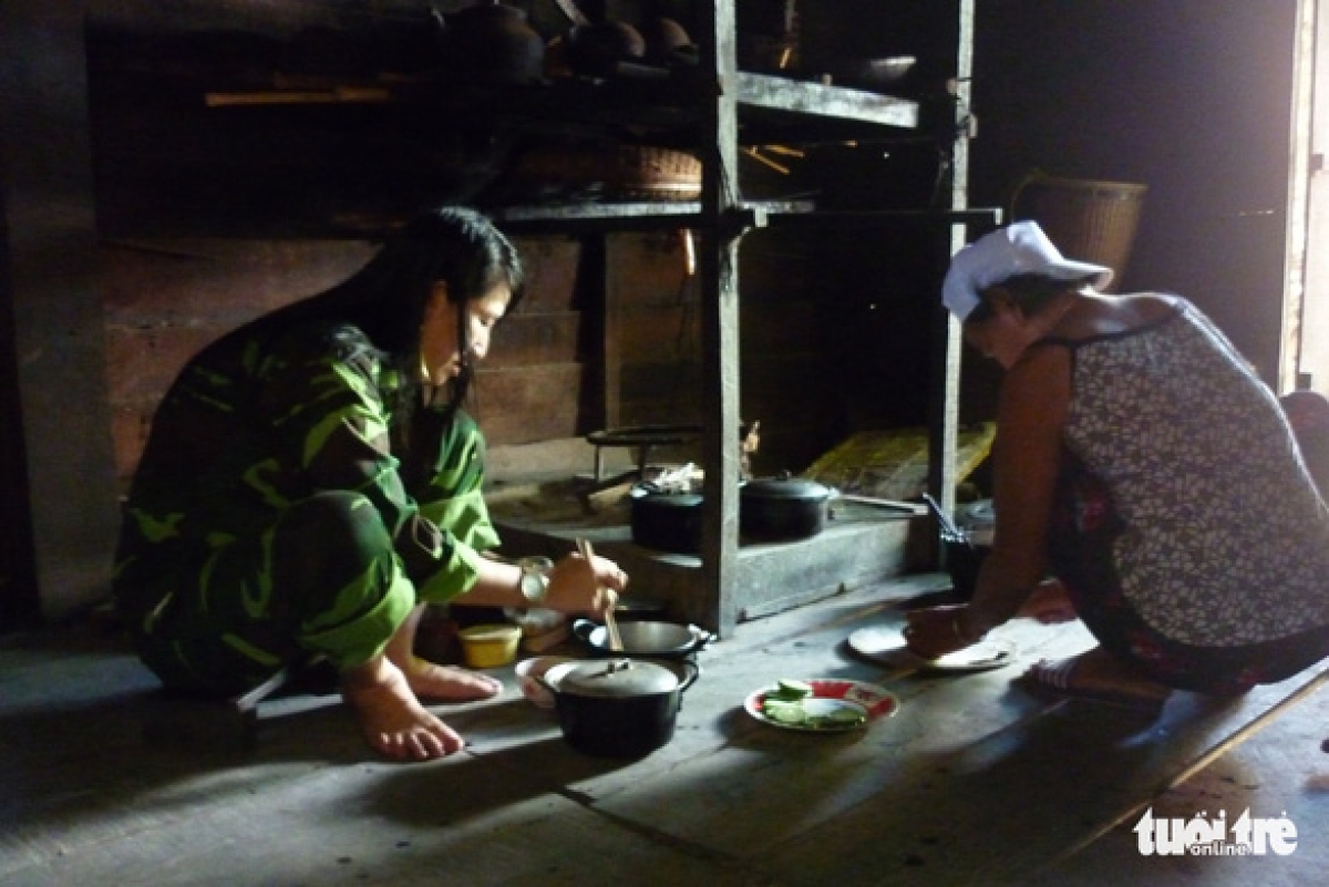 Có chuyến đi kéo dài cả tháng, hết lương thực mang theo, chị và đồng đội phải nương nhờ bà con đồng bào thiểu số và người dân nước bạn