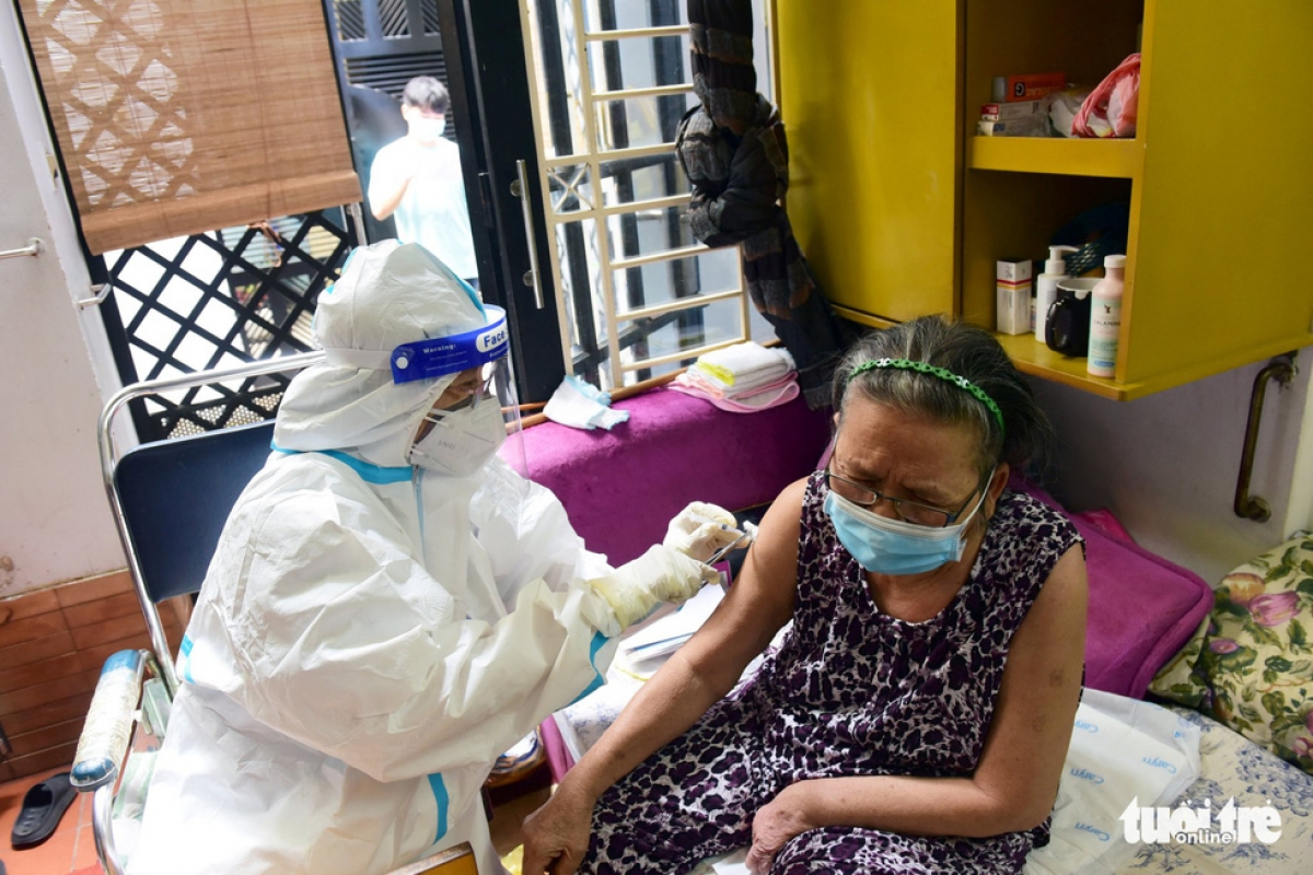 Mũi 4 vaccine COVID-19 cần ưu tiên cho nhóm người có nguy cơ cao, suy giảm miễn dịch, có bệnh nền, người cao tuổi