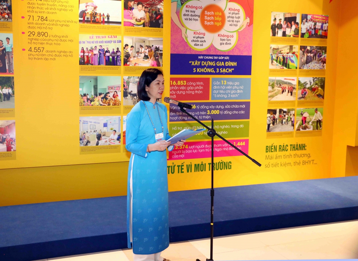 Bà Nguyễn Thị Minh Hương, Phó Chủ tịch Trung ương Hội LHPN Việt Nam khai mạc triển lãm "Hội LHPN Việt Nam - Viết tiếp những ước mơ"