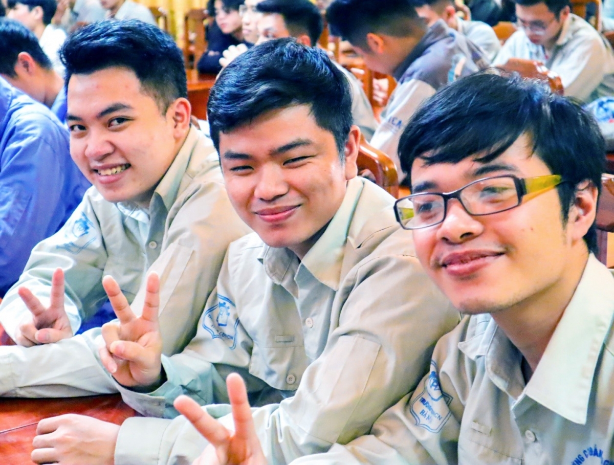 Từ bỏ cơ hội học đại học, Khúc Tuấn Linh (ngoài cùng, đeo kính) đang có những thành công bước đầu khi theo học trường nghề.