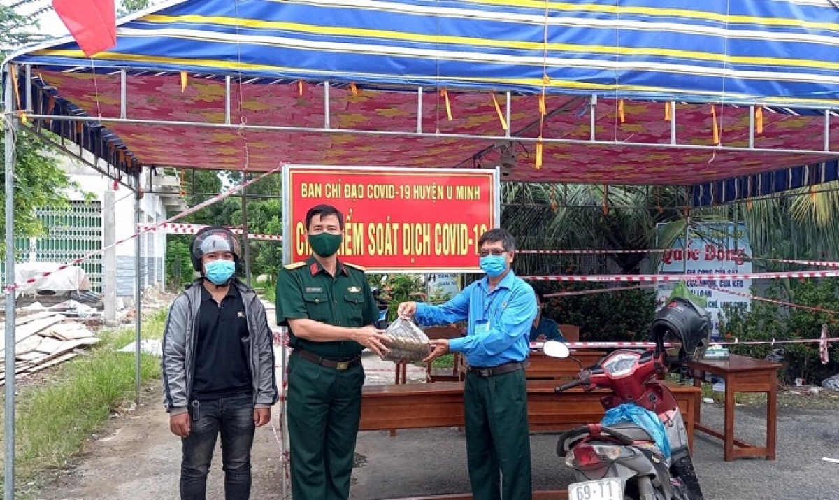 Ông Hoàng Hà (bìa phải) tặng quà cho lực lượng tuyến đầu chống dịch