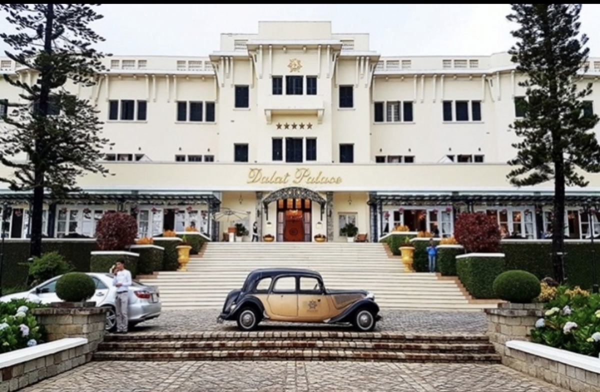 Đà Lạt Palace - khách sạn 100 tuổi hiếm hoi ở Việt Nam - nơi diễn ra Hội nghị Đà Lạt. Phái đoàn Việt Nam do Đại tướng Võ Nguyên Giáp dẫn đầu.