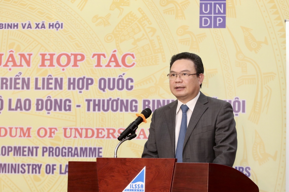 Thứ trưởng Bộ Lao động Thương binh và Xã hội Lê Văn Thanh phát biểu tại lễ ký kết