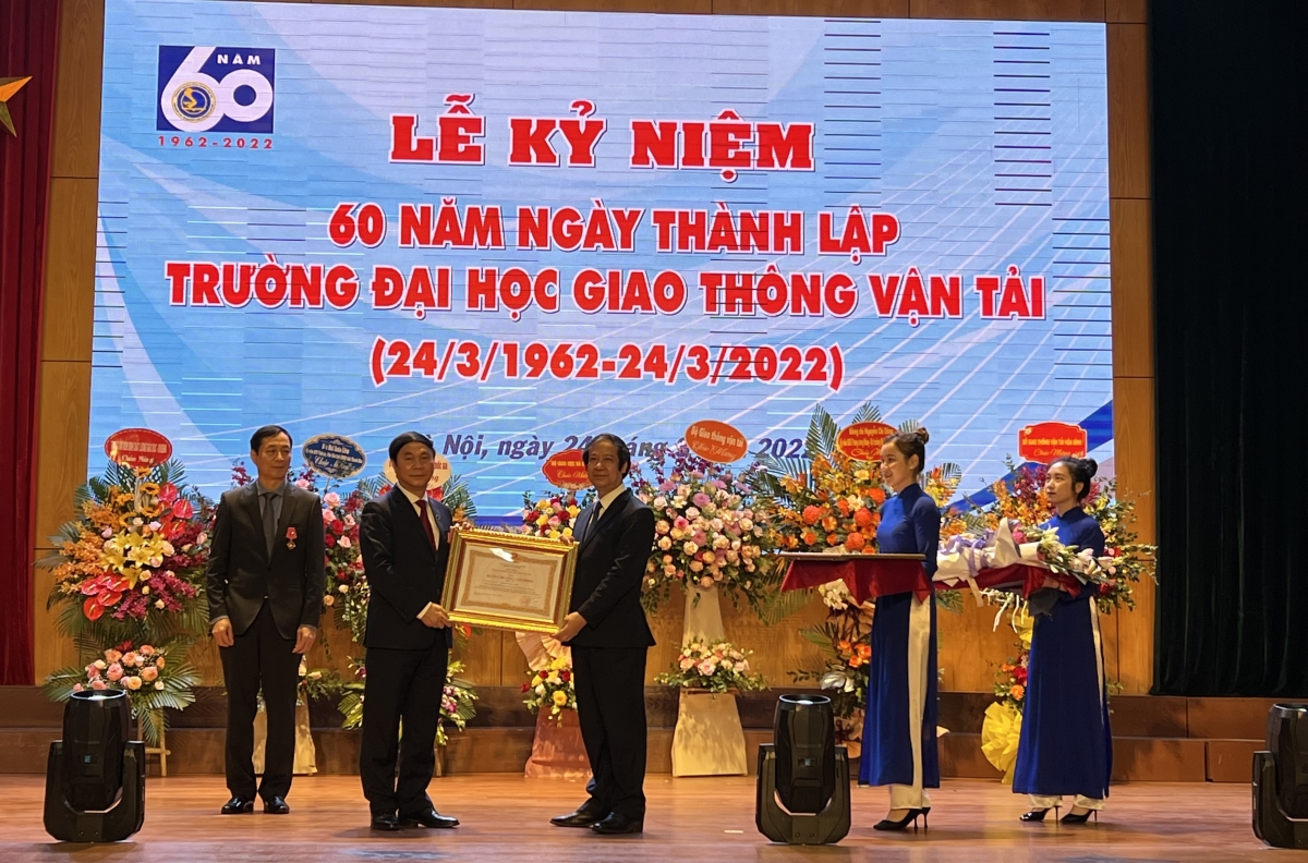 Bộ trưởng Bộ GD&ĐT Nguyễn Kim Sơn trao Huân chương Lao động hạng 3 cho PGS.TS Nguyễn Ngọc Long - Hiệu trưởng Trường Đại học Giao thông Vận tải