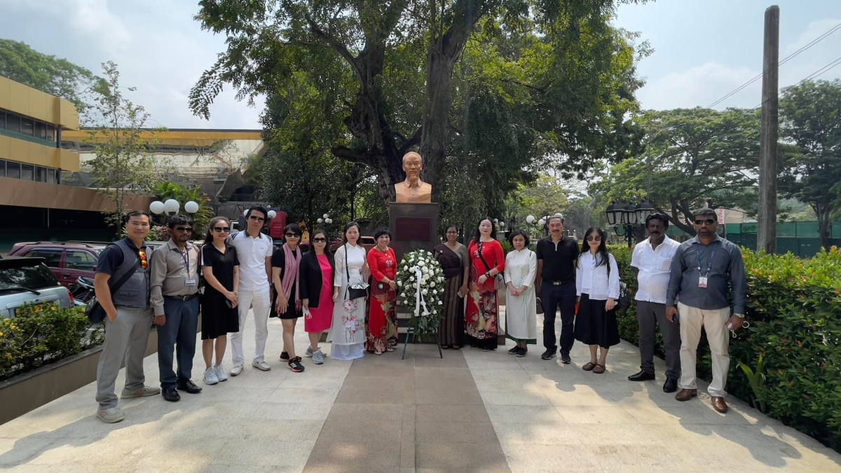 Đoàn Famtrip thăm và dâng hương tượng đài Bác Hồ ở Thủ đô Colombo, Sri Lanka