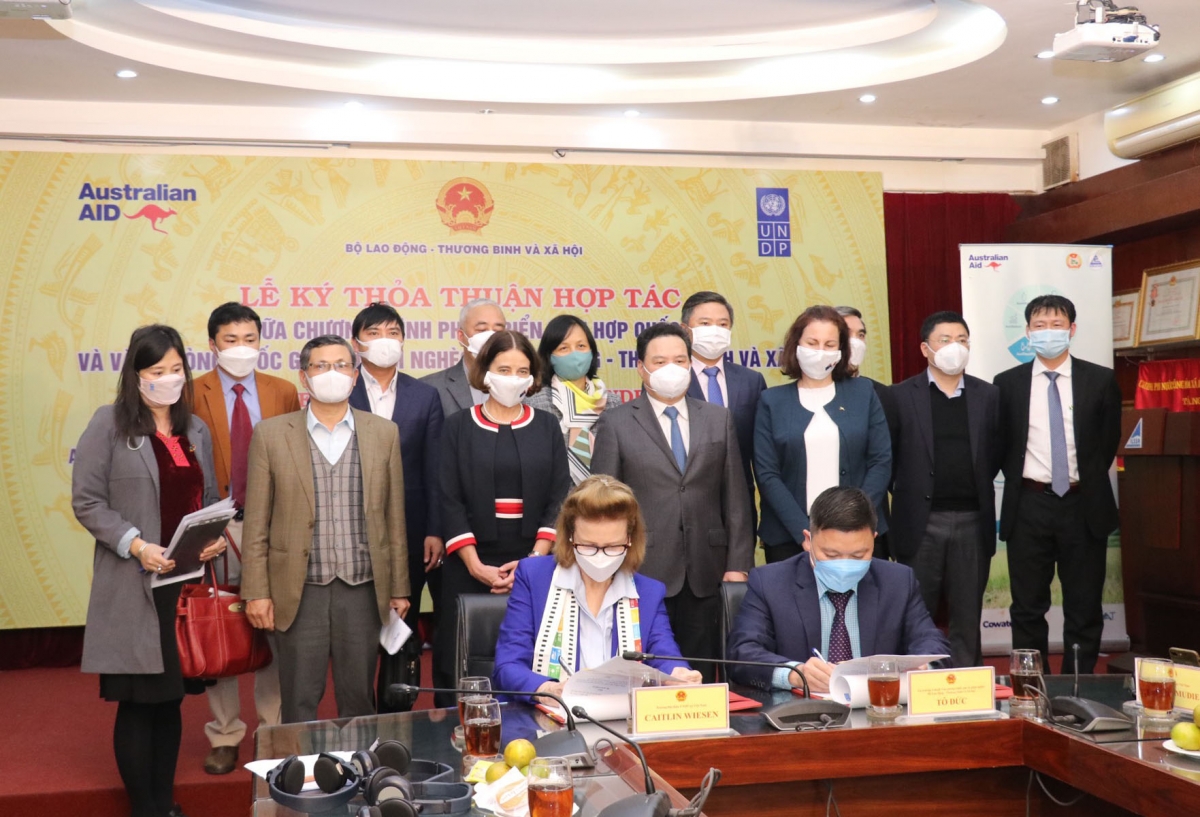 Trưởng đại diện UNDP Caitlin Wiesen và Chánh Văn phòng Quốc gia về giảm nghèo Tô Đức thay mặt các bên ký kết thỏa thuận