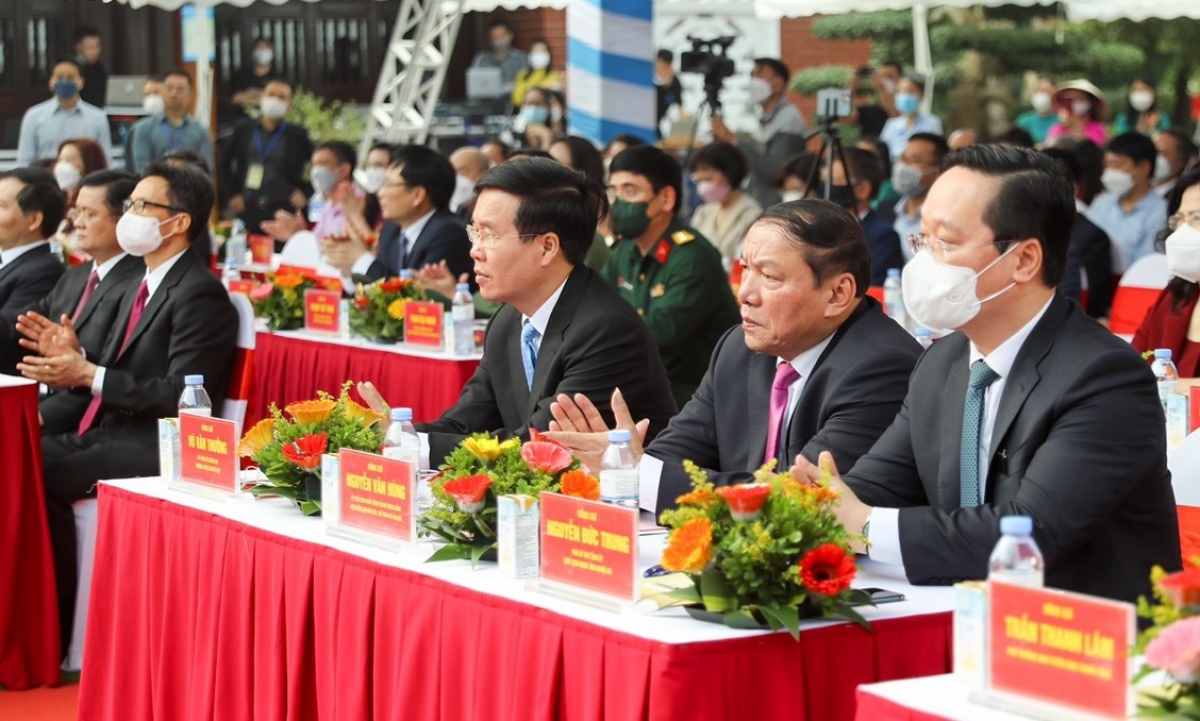 Tham dự chương trình có Ủy viên Bộ Chính trị, Thường trực Ban Bí thư Võ Văn Thưởng; Ủy viên TƯ Đảng, Phó Thủ tướng Chính phủ Vũ Đức Đam; Ủy viên TƯ Đảng, Bộ trưởng Bộ Văn hóa, Thể thao và Du lịch Nguyễn Văn Hùng; Ủy viên TƯ Đảng, Trưởng Đoàn ĐBQH, Bí thư Tỉnh ủy Nghệ An Thái Thanh Quý; Phó Bí thư tỉnh ủy, Chủ tịch UBND tỉnh Nghệ An Nguyễn Đức Trung... cùng đại diện các Bộ, Ban, ngành Trung ương; Các đồng chí lãnh đạo tỉnh Nghệ An, lãnh đạo 76 sở VHTTDL.