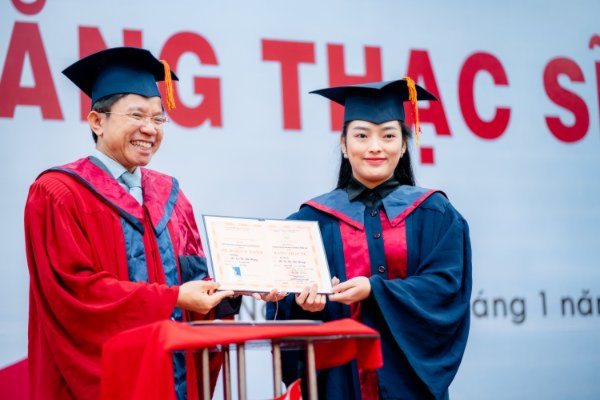 GS.TS Hoàng Anh Tuấn - Hiệu trưởng Trường ĐHKHXHVNV ĐH Quốc gia Hà Nội trao bằng thạc sỹ cho học viên