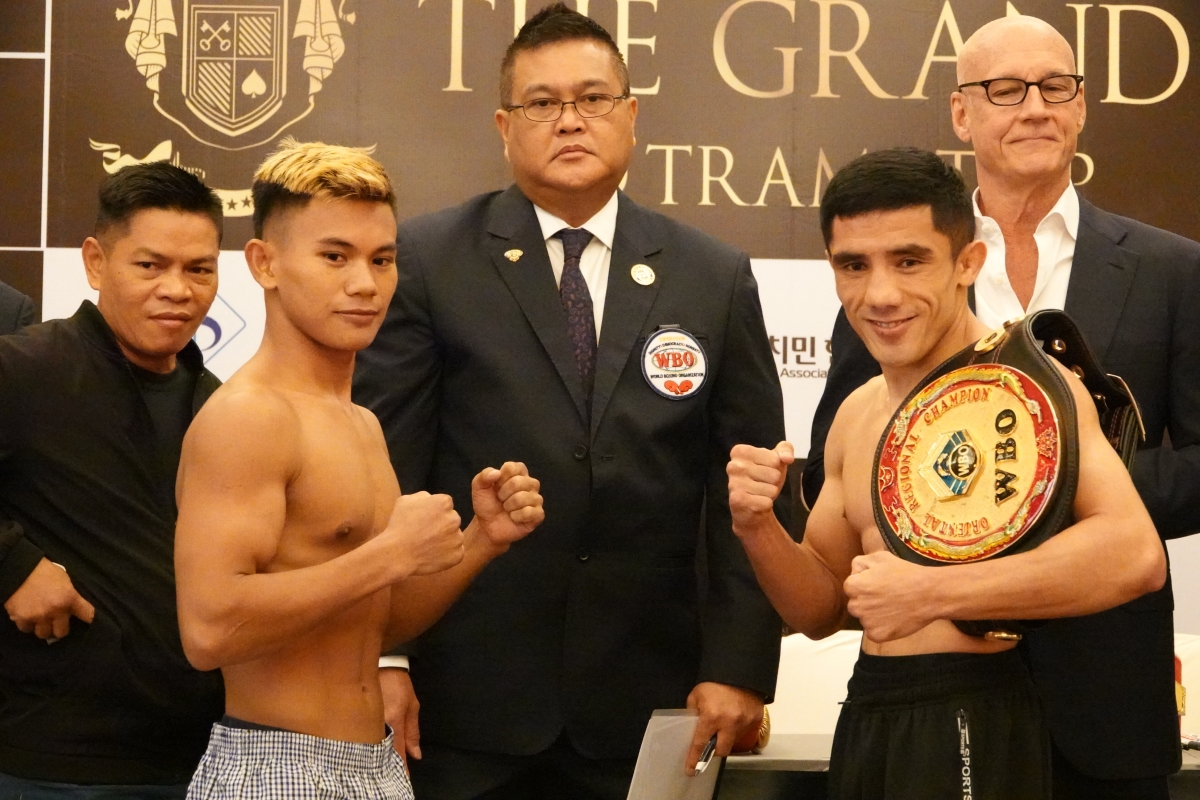Olimjon Nazarov (phải) có trận bảo vệ đai WBO trước Jerome Baloro