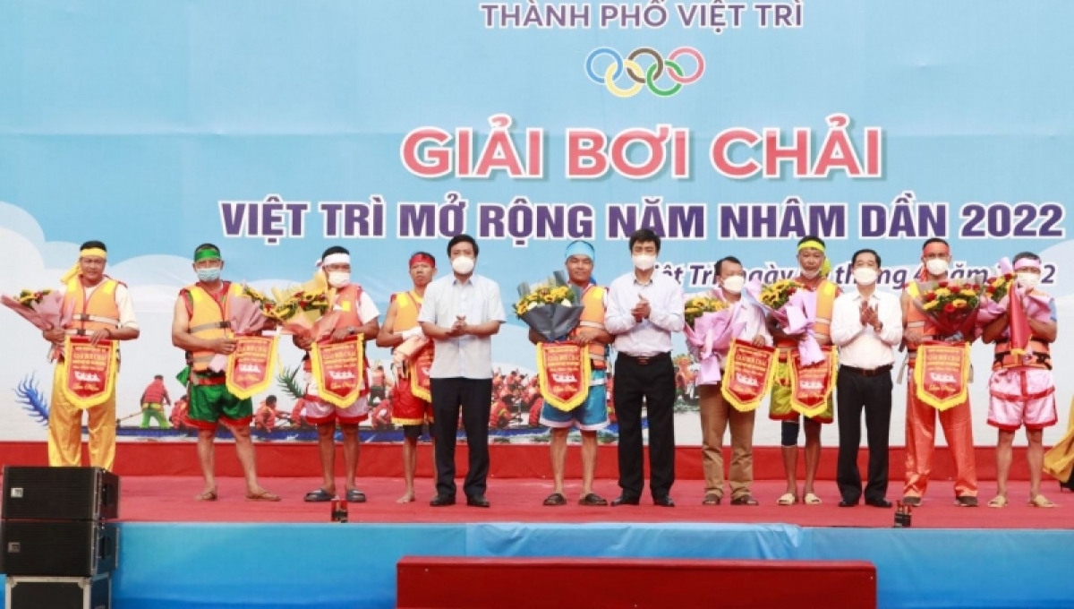 Ban tổ chức tặng cờ lưu niệm cho các đội trước khi bước vào cuộc thi 