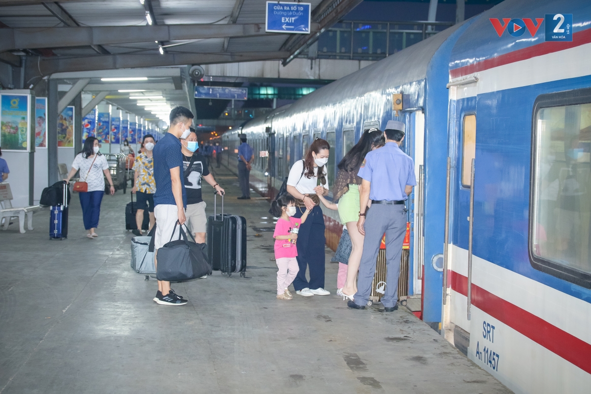 Khách đi tàu chủ yếu là các gia đình, đôi bạn trẻ đi du lịch.