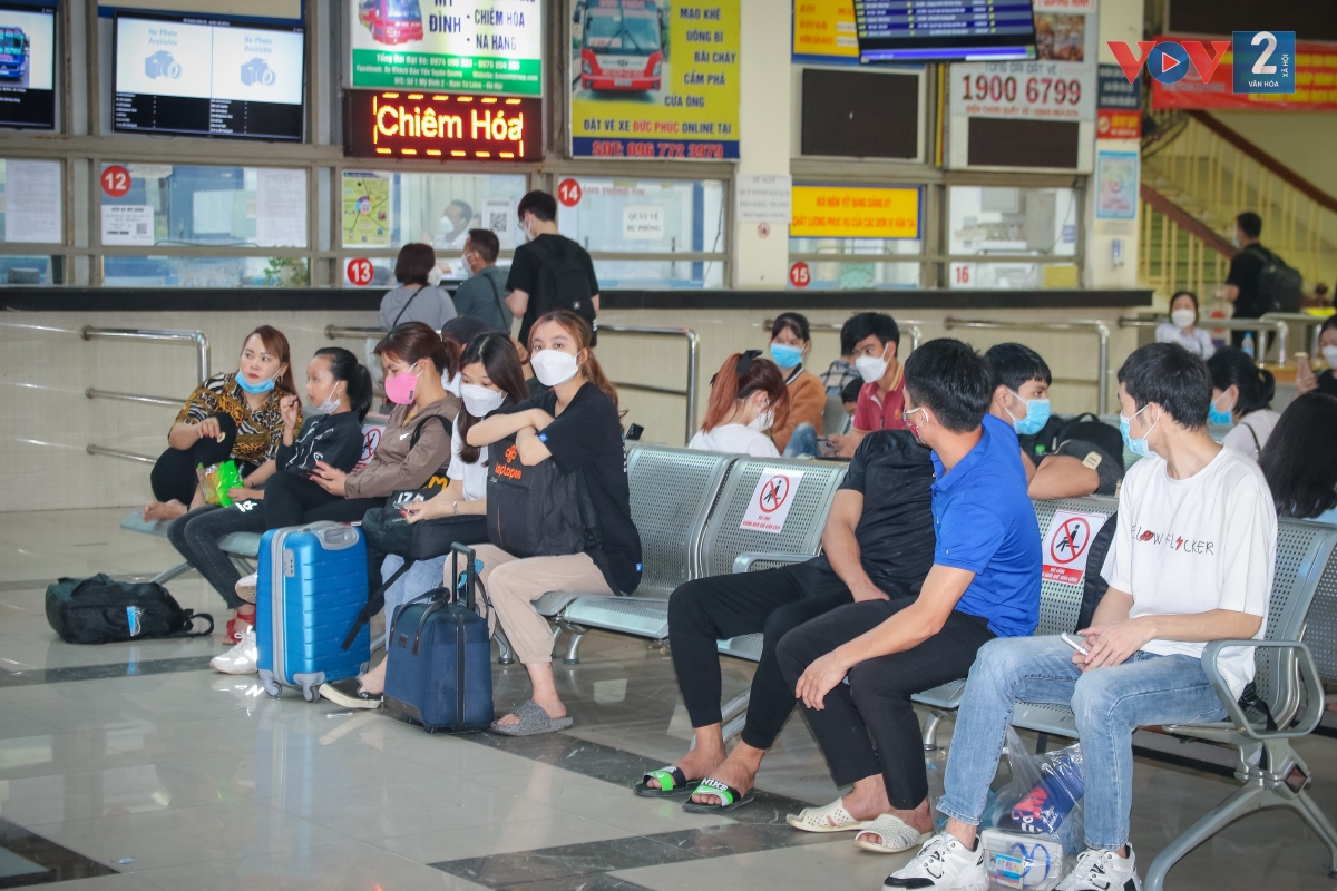 Nhiều người dân ngồi chờ xe tại khu vực sảnh chính.