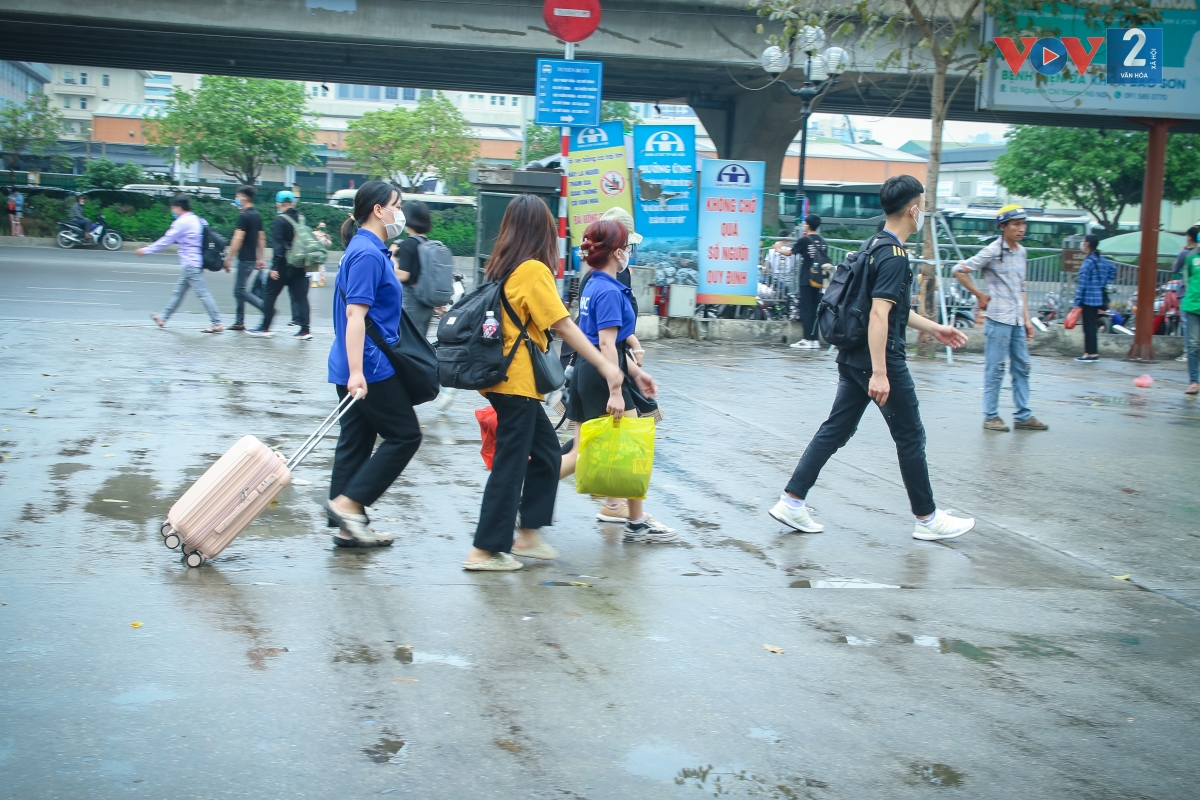 Nhiều người dân đã di chuyển ra bến xe ngay sau giờ tan tầm để kịp giờ xe chạy.