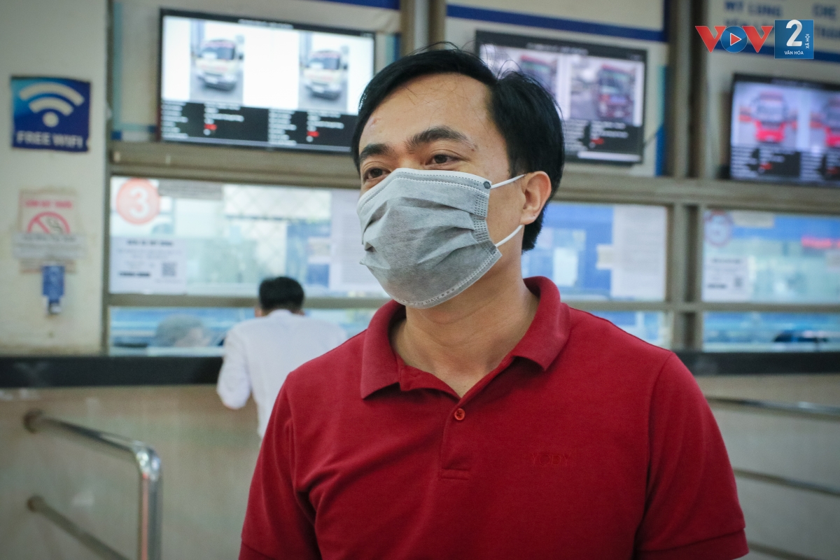 Vì quá bận rộn, anh Ngọc Ngữ, ở Điện Biên đã không kịp đặt vé để về quê. Khi anh ra bến xe, các xe về Điện Biên đã hết vé. “Tôi không nghĩ là hết nhanh thế, nên tôi phải đi tuyến về Sơn La sau đó bắt xe tiếp về Điện Biên.”