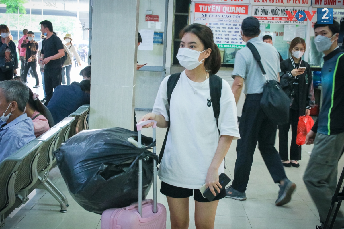 “Năm nay, quy cách bán vé, xếp hàng theo yêu cầu của bến xe cũng chỉnh chu hơn, nên khi đến đây tôi thấy khá dễ chịu, không còn cảnh chen chúc như trước nữa.” –Bạn Kim Lệ, ở Tuyên Quang cho biết.