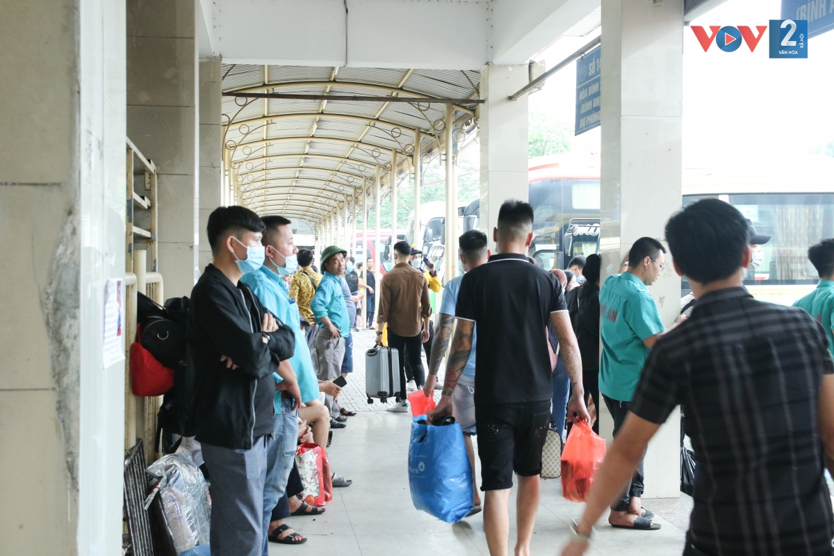 Nhiều người lao động tại các tỉnh như: Yên Bái, Tuyên Quang, Hòa Bình... cũng nhanh chóng vào bến lên xe.