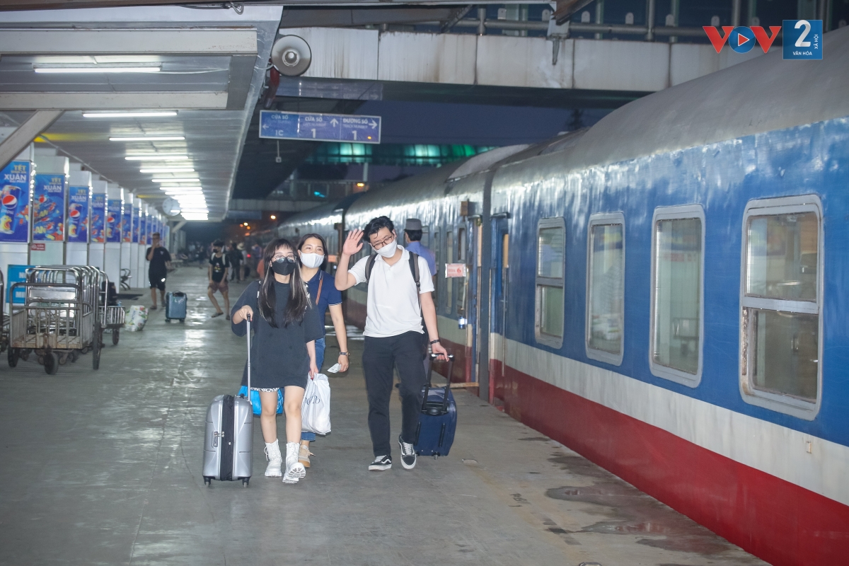 Tối nay, có 8 đoàn tàu xuất phát ga Hà Nội đi các tuyến đã kín chỗ. Riêng các tuyến Hà Nội - Vinh, Hà Nội - Đồng Hới mỗi tuyến đường sắt chạy thêm 2 đoàn. Ngày mai (30/4), chính thức ngày nghỉ lễ, ngành Đường sắt tiếp tục tổ chức một số tàu tăng cường phục vụ người dân đi Vinh, Hải Phòng…