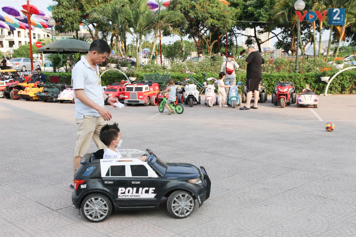 Khu vui chơi cho trẻ em sôi động với ô tô điều khiển, chơi cát, tô tượng, nhà bóng….
