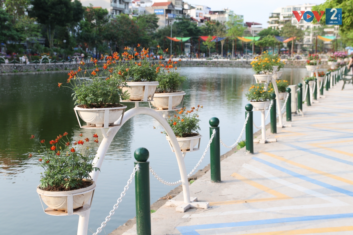 Dọc lối đi bộ ven hồ trang trí đủ sắc màu với nhiều loại hoa.