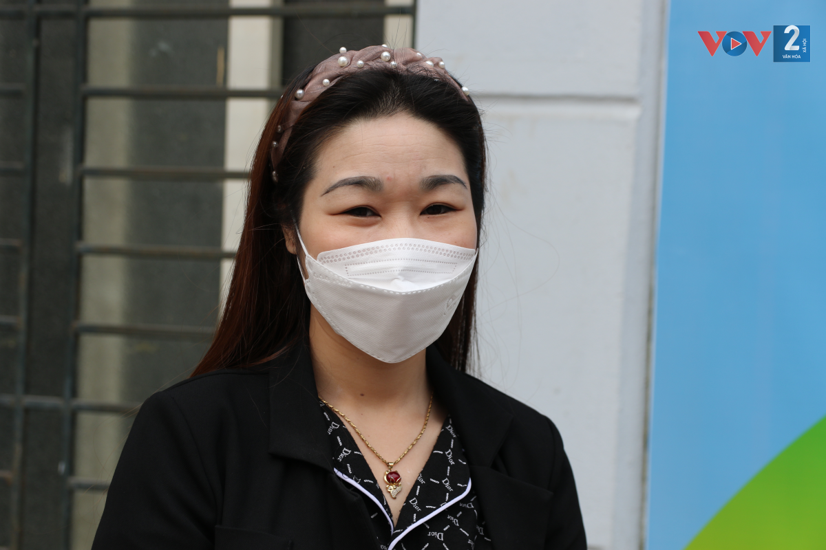 Chị Mai Anh - phụ huynh học sinh: “Sau một thời gian các con học online tại nhà, bố mẹ rất vui khi con lại được đến trường. Cả gia đình dậy sớm hơn bình thường, từ trước 6h để kịp cho con ăn uống và đưa con đến trường. Ngày thường học online 7h các con mới dậy. Sách vở, quần áo cũng được chuẩn bị chỉn chu”.
