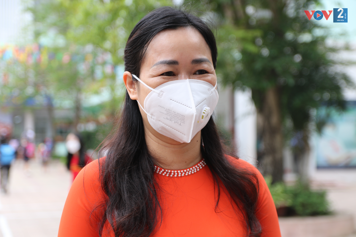 Bà Phan Thị Thanh Tâm - Hiệu trưởng trường Tiểu học Nhân Chính (Thanh Xuân): “Hoạt động chủ yếu trong ngày đầu đi học là cô giáo và học sinh làm quen, ôn kiến thức theo cách “học mà chơi, chơi mà học” thông qua các trò chơi. Chúng tôi coi đây như ngày tựu trường, làm sao để các trò có tinh thần thoải mái nhất”.